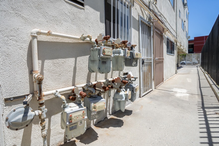 More Photos Of 1041 S Corning St, Los Angeles Apartments For Sale