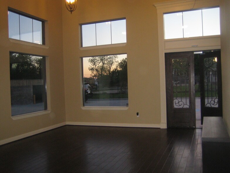 More Photos Of 320 E Main St, Lewisville Office For Lease
