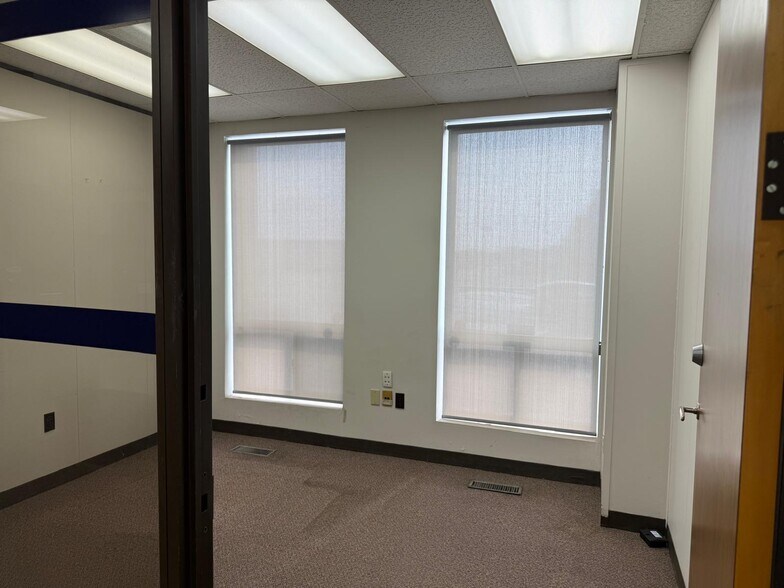 More Photos Of 2465 Cawthra Rd, Mississauga Light Distribution For Sale