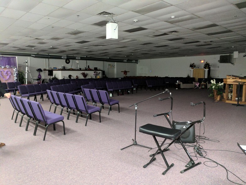More Photos Of 110-120 W Hampton Ave, Capitol Heights Flex For Lease