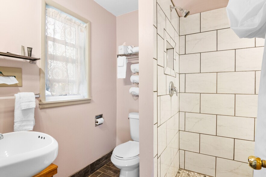 More Photos Of 4871 U.S. 31, Eastport Hotel For Sale