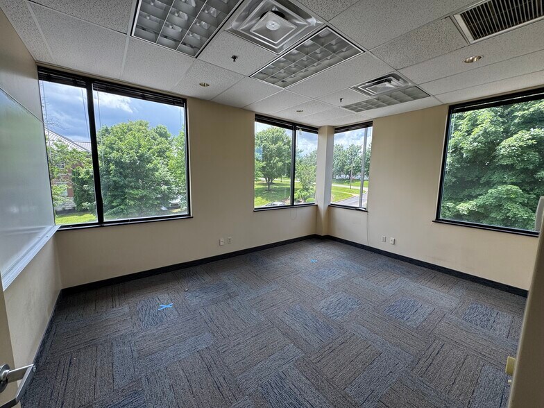 More Photos Of 2031 Nelson Miller Pky, Louisville Office For Lease