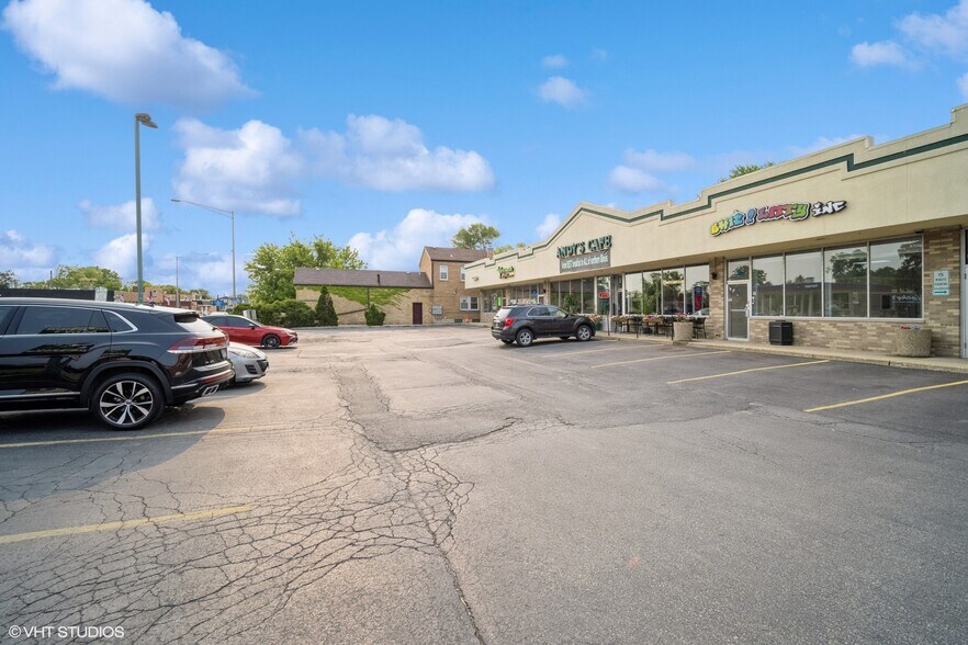 More Photos Of 1511 E Oakton St, Des Plaines Storefront For Lease