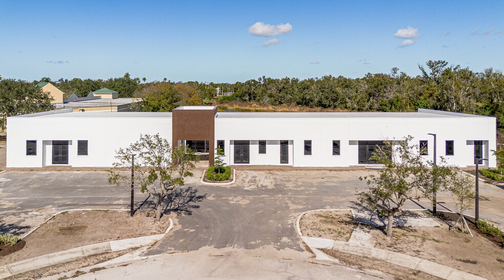More Photos Of 11125 Corridor Pl, Bradenton Storefront Retail Office For Sale