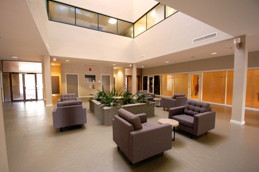 More Photos Of 32 Office Park Rd, Hilton Head Island Office For Lease