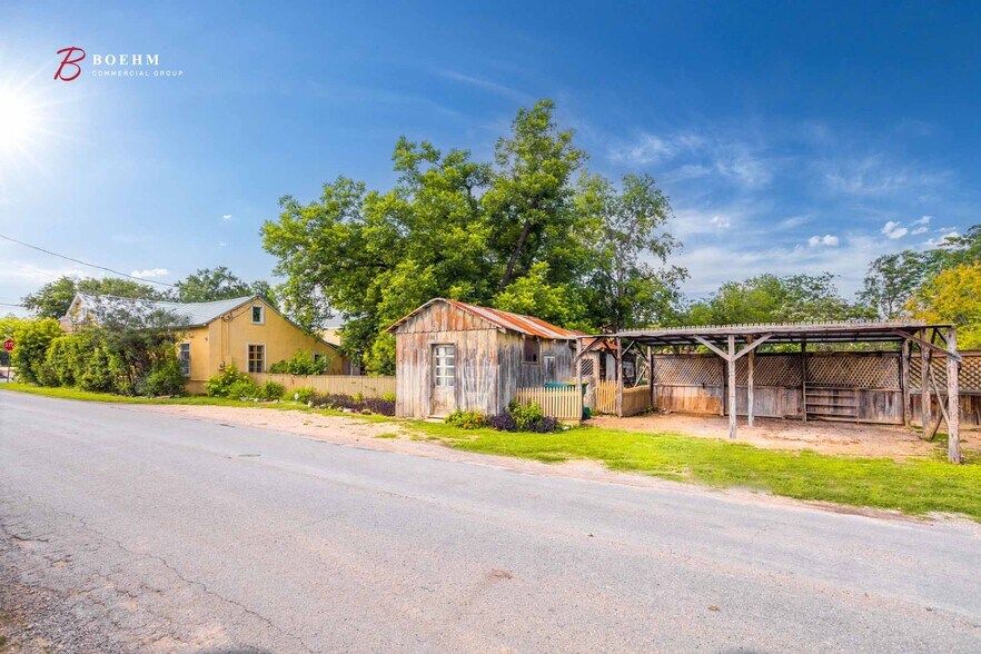 More Photos Of 514 Paris St, Castroville Storefront Retail Office For Sale