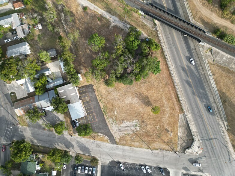 More Photos Of 136 W Nacogdoches St, New Braunfels Service For Sale