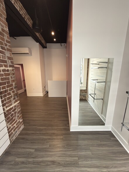 More Photos Of 10 Whitaker St, Savannah Storefront Retail Residential For Lease