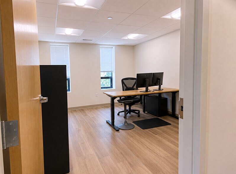 More Photos Of 10 Everberg Rd, Woburn Flex For Lease