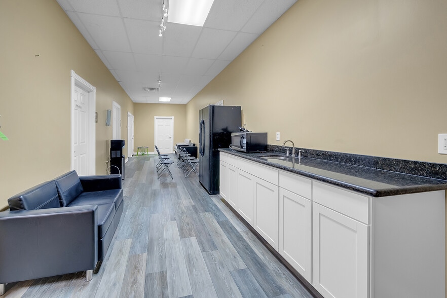 More Photos Of 11715 Spring Cypress Rd, Tomball Storefront For Lease