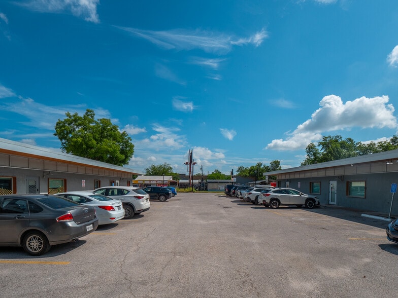 More Photos Of 1711 E Cesar Chavez St, Austin Unknown For Lease