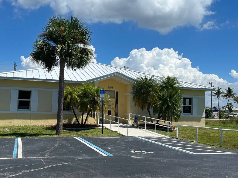 More Photos Of 8359 Stringfellow Rd, Saint James City Medical For Lease
