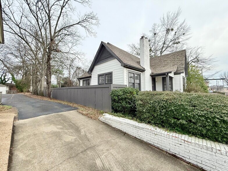 More Photos Of 208 N Gloster St, Tupelo Office For Sale