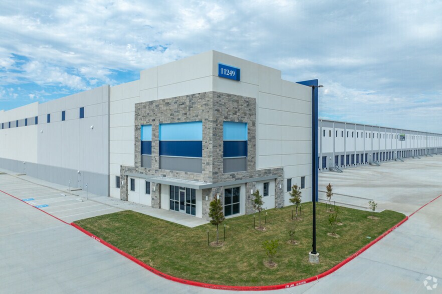 More Photos Of 11249 I-10 E, Mont Belvieu Distribution For Lease