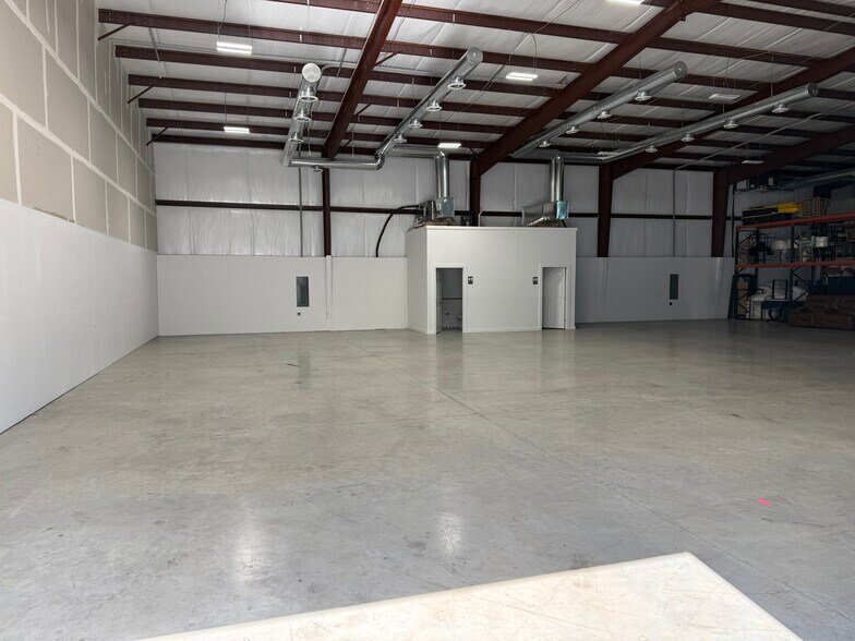 More Photos Of 13013 Harmon Rd, Fort Worth Service For Lease