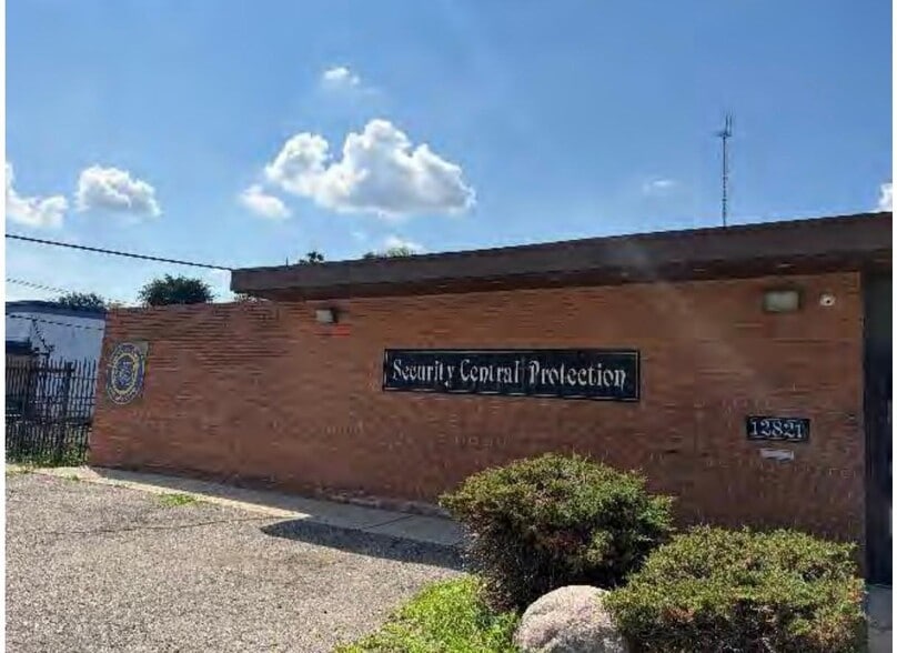 More Photos Of 12821 Capital St, Oak Park Warehouse For Sale