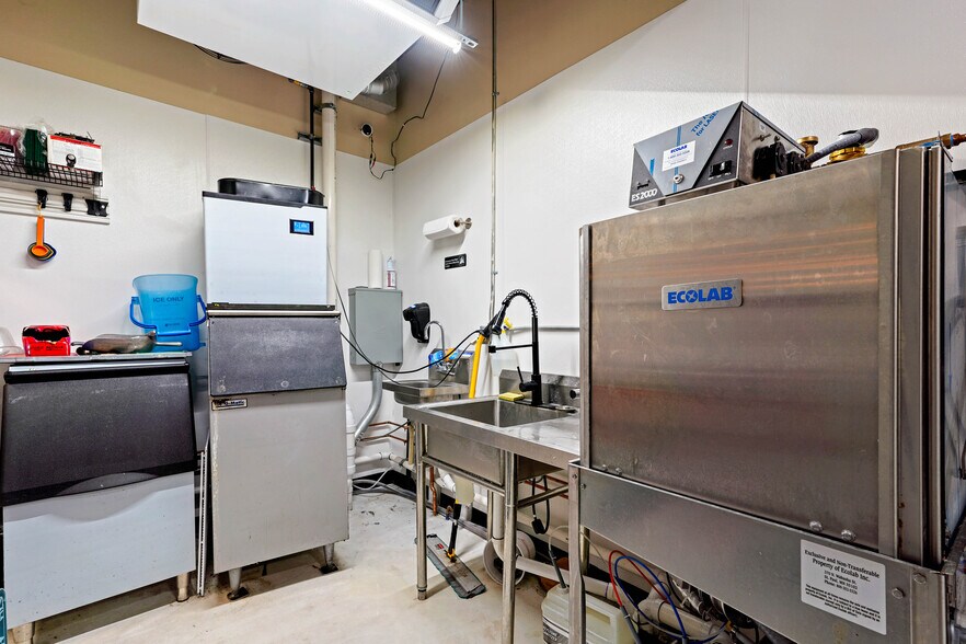 More Photos Of 801 N Fee St, Helena Bar For Sale