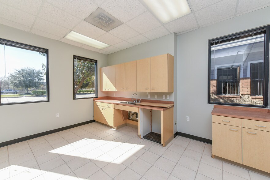 More Photos Of 5751 Blythewood St, Houston Unknown For Lease