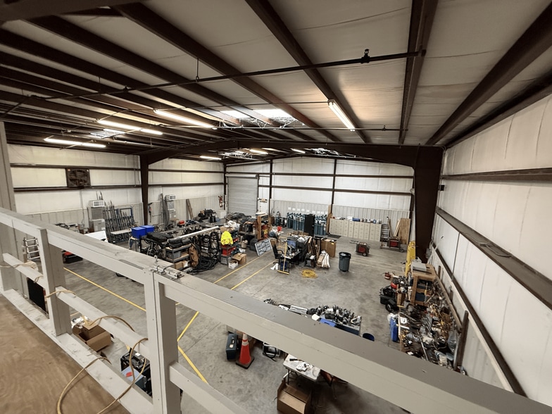 More Photos Of 2007 Wood Ct, Plant City Warehouse For Sale