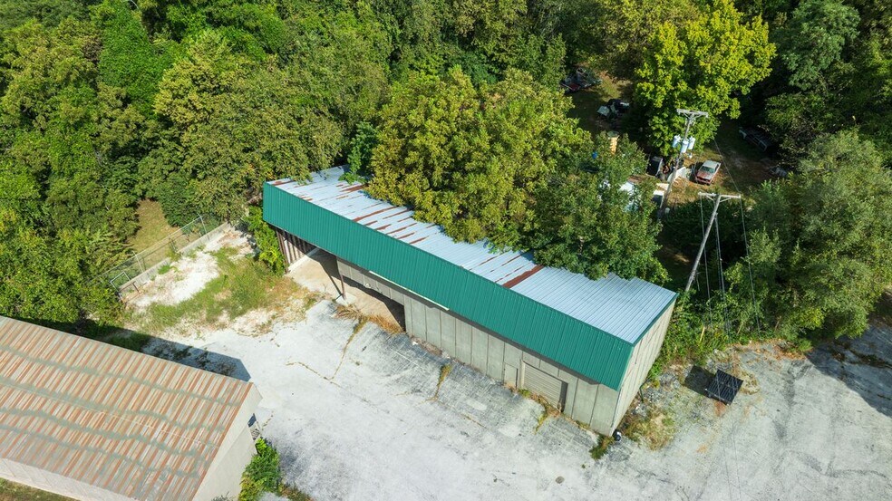 More Photos Of 408 W Main St, Greenwood General Retail For Sale