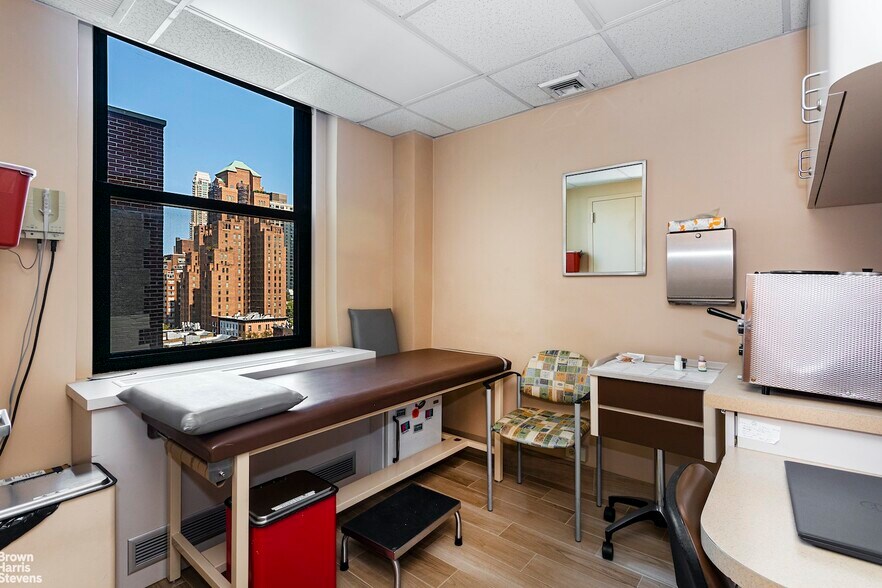 More Photos Of 121 E 60th St, New York Medical For Sale