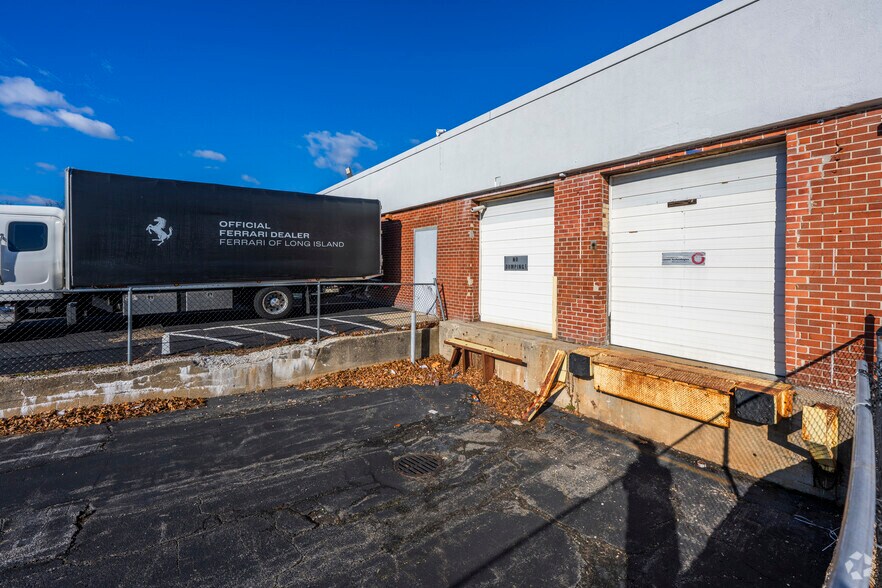 More Photos Of 45 S Service Rd, Plainview Light Manufacturing For Lease