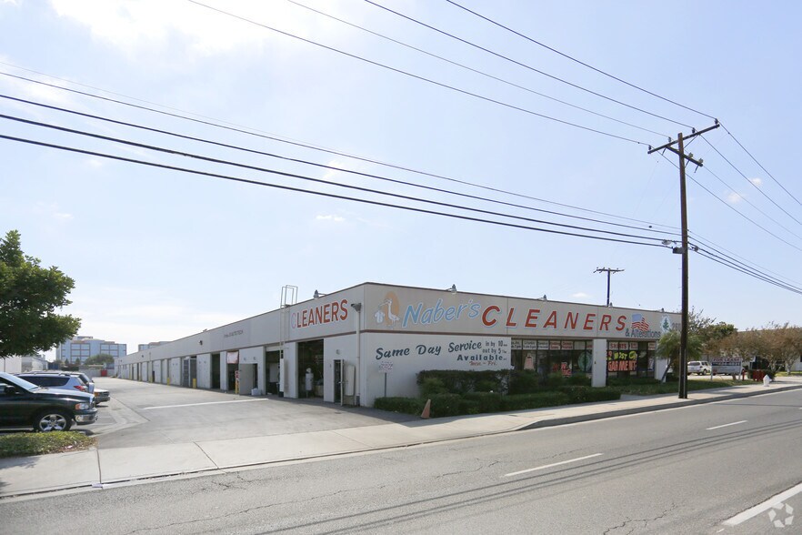More Photos Of 260 E Dyer Rd, Santa Ana Light Manufacturing For Lease