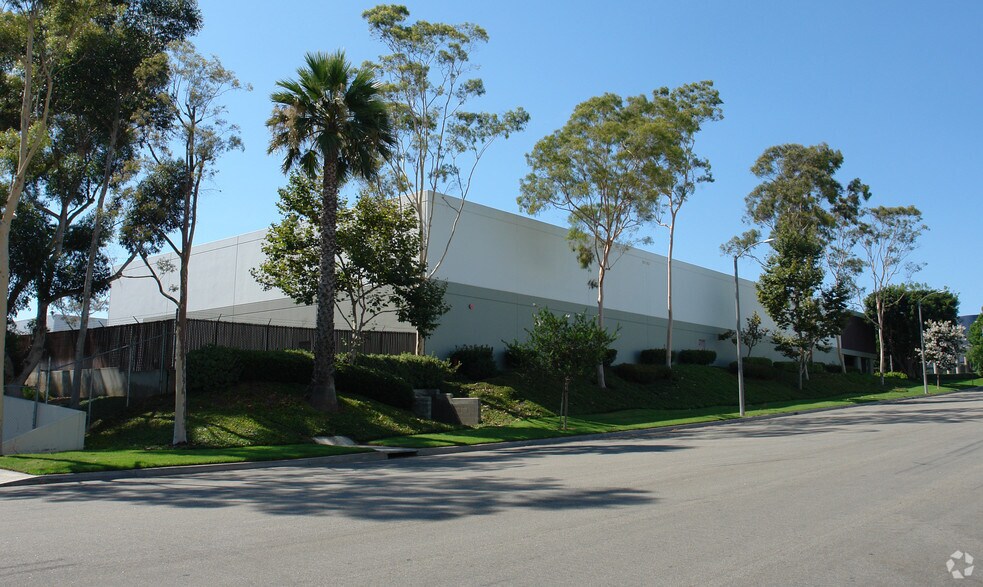 More Photos Of 2030 E University Dr, Rancho Dominguez Warehouse For Lease