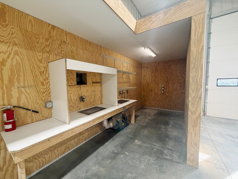 More Photos Of 1415 E Railroad St, Laurel Warehouse For Lease