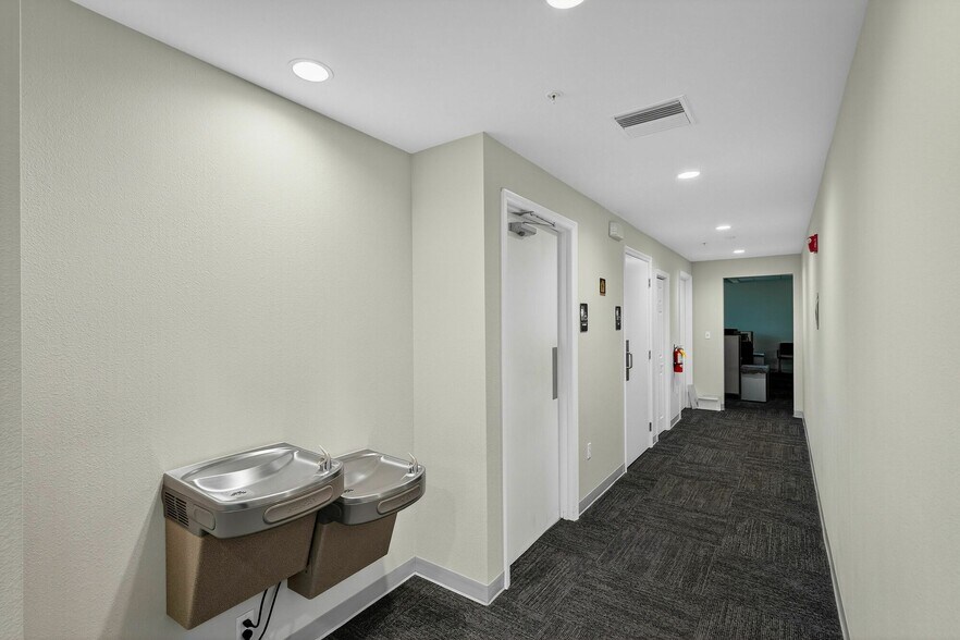 More Photos Of 1996 Brunswick ln, Deland Office For Lease