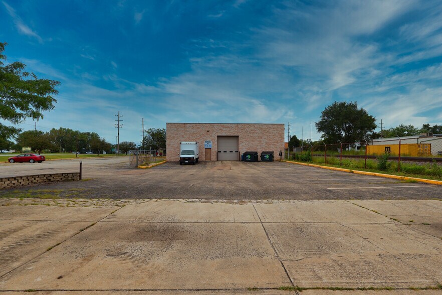 More Photos Of 111 S Lake St, Montgomery Service For Sale