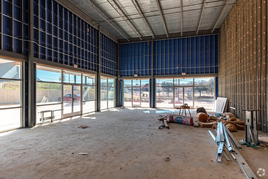 More Photos Of 2531 W Ledbetter Dr, Dallas General Retail For Sale