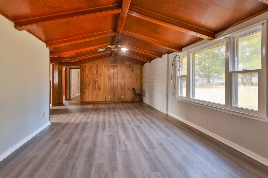 More Photos Of 551 Elm St, Martin Hotel For Sale