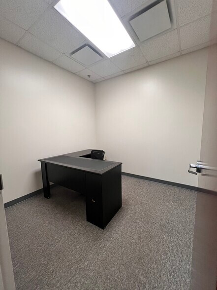 More Photos Of 7751 Kingspointe Pky, Orlando Light Distribution For Lease