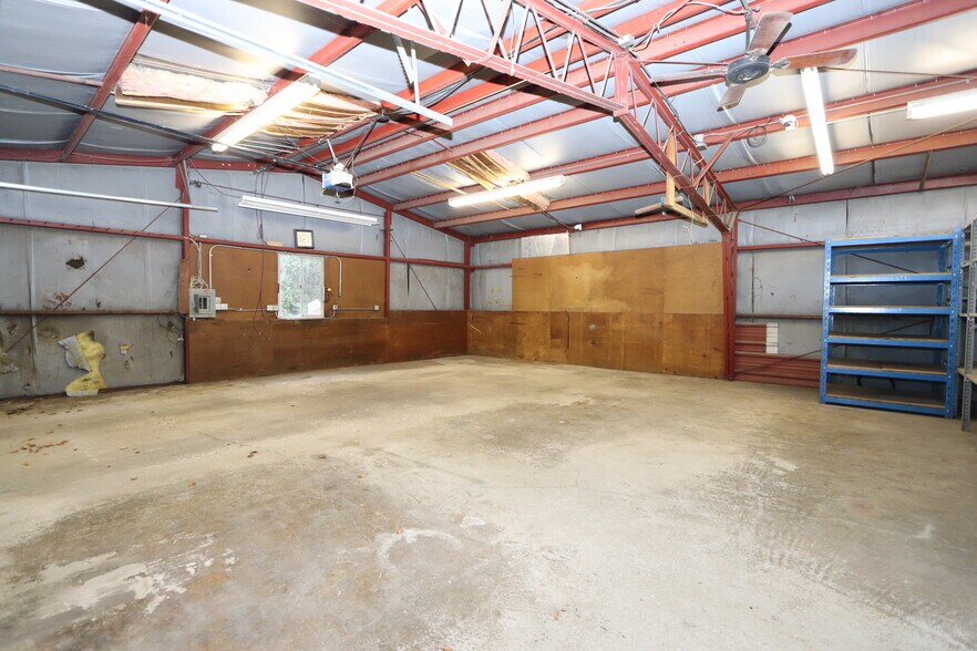 More Photos Of 536 1/2 Oak St. St, Morris Flex For Lease