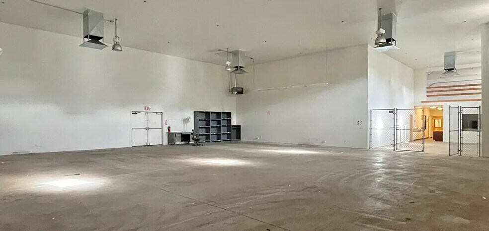More Photos Of 500 S Willard St, Cottonwood Distribution For Lease