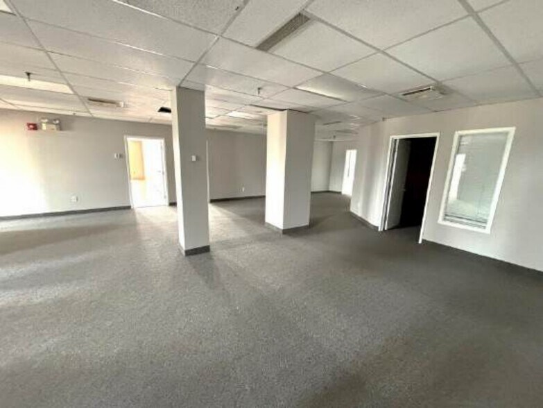 More Photos Of 3330 Rue King O, Sherbrooke Office For Sale
