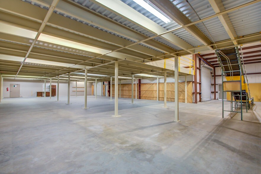 More Photos Of 108 Kelly Rd, Niceville Showroom For Lease