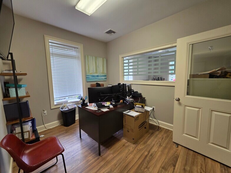 More Photos Of 2050 Old Bailey Rd, Ridgeland Showroom For Lease