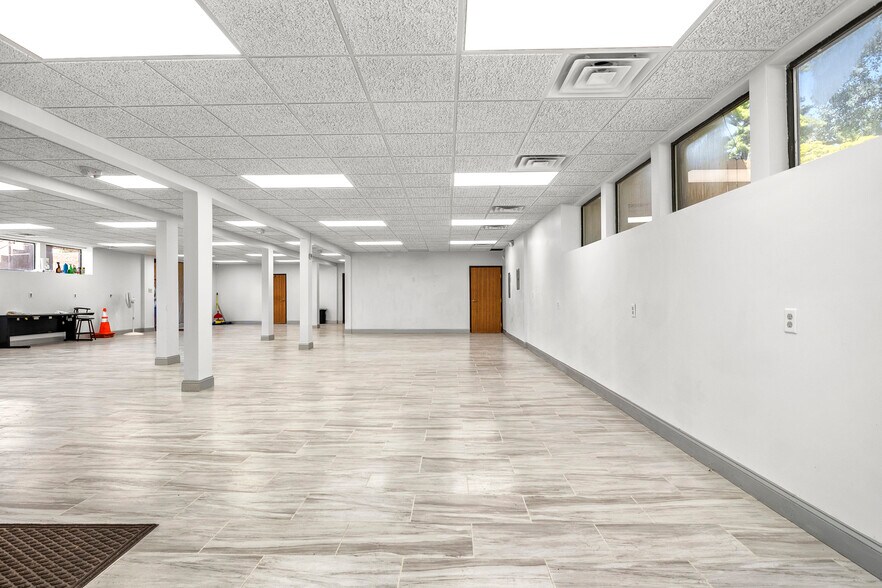 More Photos Of 24724 Lahser Rd, Southfield Office For Sale