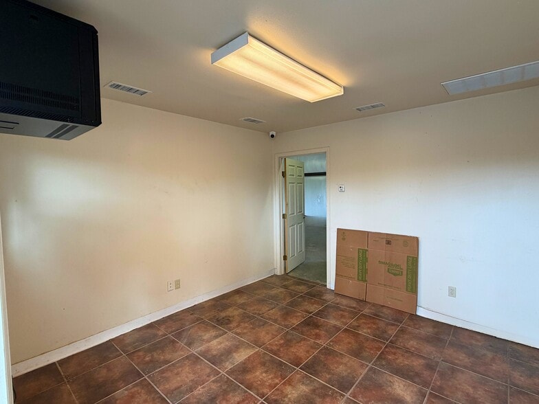 More Photos Of 11412 County 490 rd, Tyler Flex For Lease