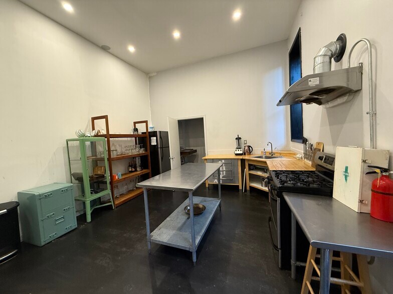 More Photos Of 1837 W Fulton St, Chicago Storefront Retail Residential For Lease