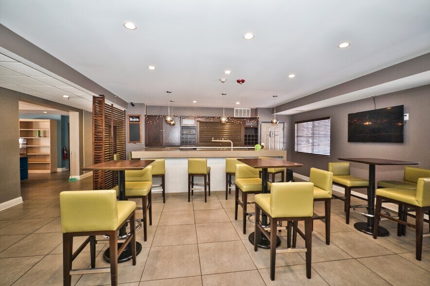 More Photos Of 2280 N Barrington Rd, Hoffman Estates Hotel For Sale