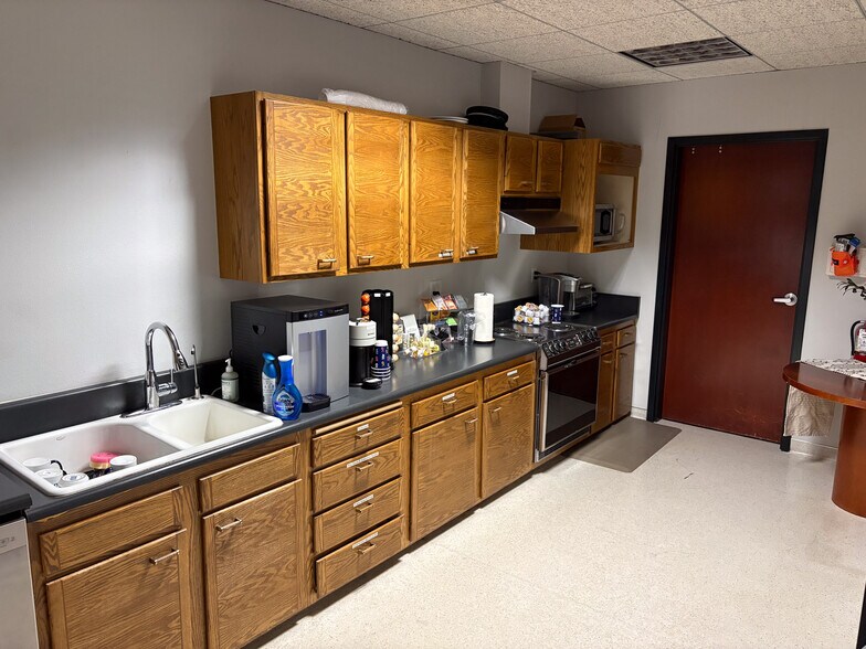 More Photos Of 8600 SW Saint Helens Dr, Wilsonville Office For Sale