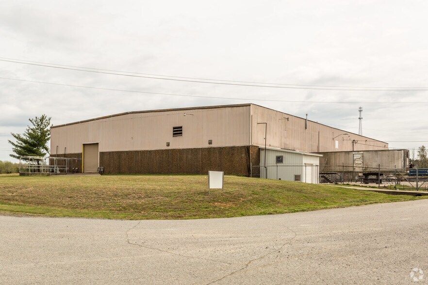 More Photos Of 411 Industrial Dr, White House Manufacturing For Lease