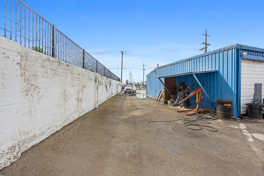 More Photos Of 2000 Union Ave, Bakersfield Auto Repair For Sale