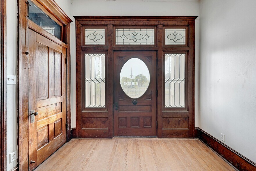 More Photos Of 709 N Lexington St, Manor Specialty For Sale