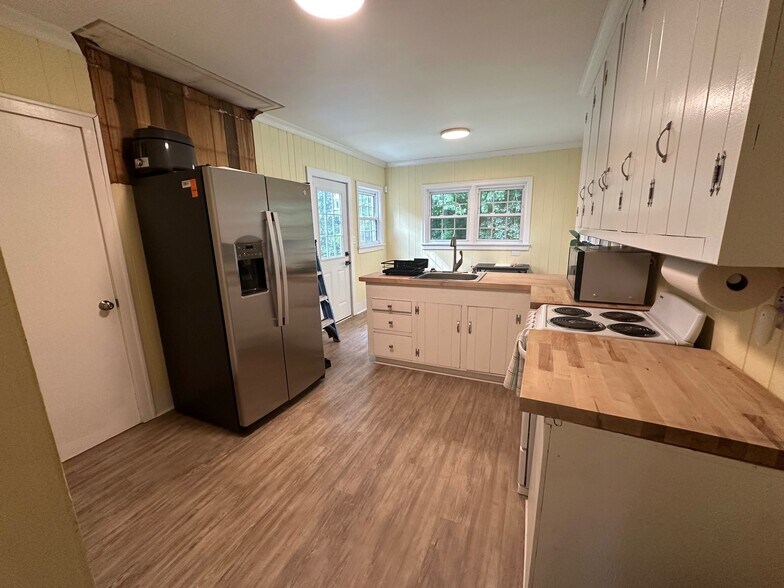 More Photos Of 636 Statesville Blvd, Salisbury Office For Sale