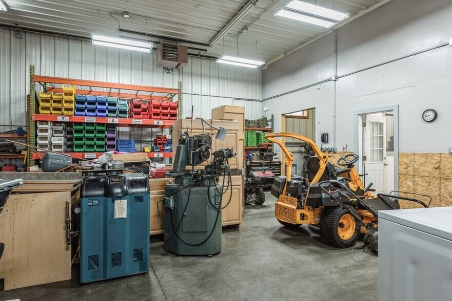 More Photos Of 114 Thomas Cir, Monticello Warehouse For Lease