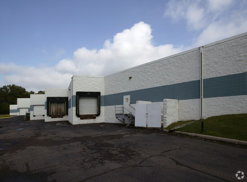 More Photos Of 2357 Ventura Dr, Woodbury Research And Development For Lease